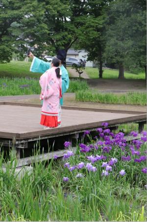 万葉衣装と花々