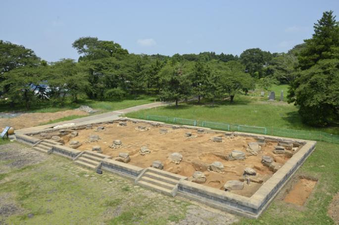 政庁正殿跡発掘状況の写真