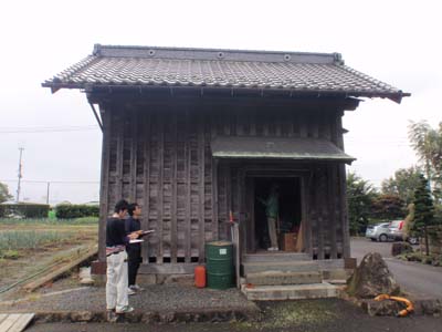 高崎地区での倉の調査風景