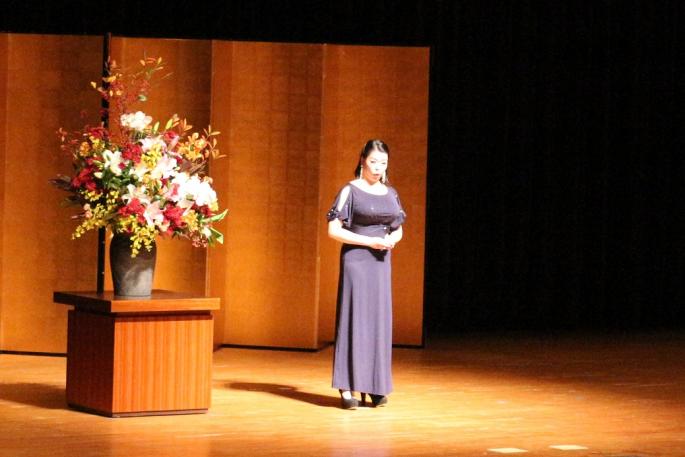 記念歌唱をするオペラ歌手早坂知子さん