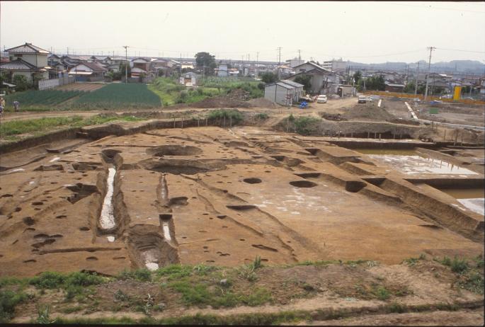 1新田遺跡の屋敷跡（右はじが大溝）