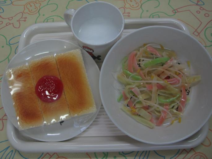 朝食（トースト、ハムと野菜のソテー、牛乳）