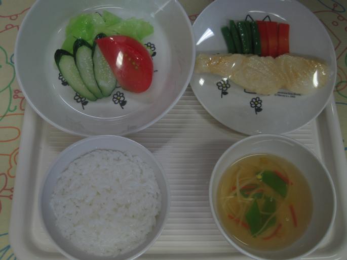 夕食（ご飯、魚のムニエル、野菜サラダ、コンソメスープ）